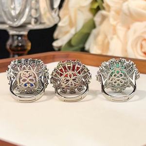 Bague de déclaration luxueuse en pierres précieuses arc-en-ciel, plaquée argent 18 carats, avec accents de zirconiums multicolores pour femme - Product Image 6