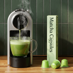 Boisson au thé vert matcha avec crème fouettée et garniture de poudre de matcha dans un verre pour les amateurs de thé - Product Image 5