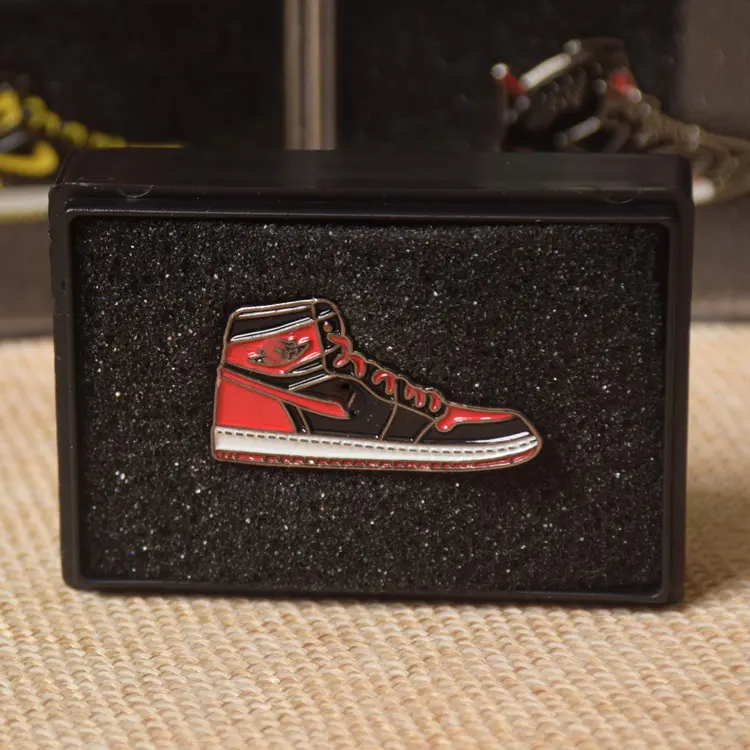 Sıcak satış farklı spor ayakkabılar metal yumuşak emaye emaye pin rozeti kutu paketi ile