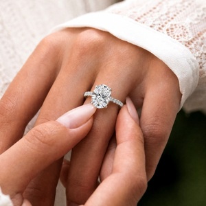 Anillo de Compromiso y Matrimonio Dylam con Diseño Personalizado, Plata Fina S925, Banda de Eternidad, Forma Ovalada, Piedra Moissanita D VVS1 - Product Image 2