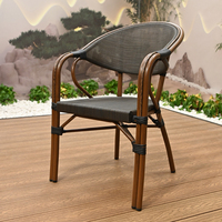 Französisches Bistro-Gartenmöbelset: Outdoor Rattan-Stuhl, Korbgeflecht-Kaffeehaus-Stuhl, Restaurant-Garten-Aluminium-Esstisch und -Stühle