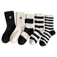 Chaussettes mi-mollet rayées noires et blanches pour femmes, nouvelles chaussettes longues en coton respirantes et anti-odeurs pour l'automne et l'hiver