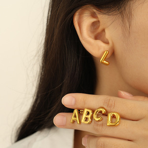 Pendientes de Moda con Letras del Alfabeto, 26 Letras, Aleación de Zinc Dorada, Unisex, Joyería para Regalo - Product Image 4