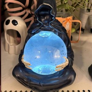 Bola de cristal de Dios de la Muerte, decoración de Halloween para interiores, decoración redonda de PVC con pilas para fiestas - Product Image 1