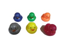 Canards en caoutchouc PVC jaunes licorne promotionnels, petits, assortis en vrac, jouets de bain flottants, jouets de bain en plastique couineurs (vache, cowboy, police)