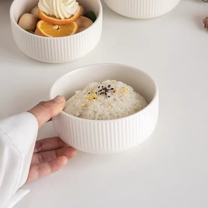 Ciotola in ceramica con goffratura retrò stoviglie bianche semplici in stile in stile domestico 4.5 pollici ciotola con motivo verticale per insalata di riso - Product Image 3