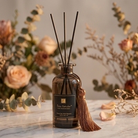 Diffuseur à bâtonnets en fibre avec emballage personnalisé de luxe, plusieurs senteurs, bouteille en verre 200 ml et décorations à pompons