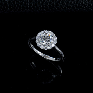 Bague de fiançailles classique pour femme en argent 925 avec diamant rond, sertie de pavés floraux et style halo - Product Image 4