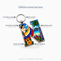 Porte-clés Souvenir du Venezuela en forme de lettre N personnalisé en usine, avec breloques Joropo Dancer et Cuatr en émail, pour la vente en gros aux boutiques de cadeaux