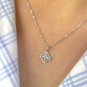 Collana con Ciondolo a Fiore Placcata in Oro Bianco con Zirconia Cubica, Catena a Serpente, Regalo Minimalista per Uso Quotidiano Femminile - Product Image 1