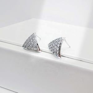 Pendientes triangulares de plata de ley 925 OEM, chapados en oro de 14k, venta al por mayor, pendientes geométricos con gemas para niñas, pendientes de perlas para niñas, chapados en oro de 18k. - Product Image 1