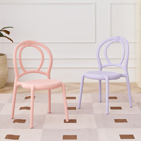 Chaise d'enfant en plastique élégante et abordable, idéale pour les fêtes et la salle à manger, en promotion