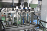 Machine de remplissage de pâte cosmétique entièrement automatique à quatre têtes, équipement de remplissage de soins de la peau de lotion liquide de pompe à piston servo