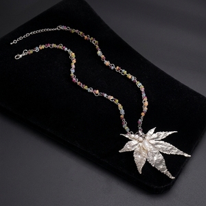 Collier pendentif vintage en feuille d'érable japonais naturelle, véritable feuillage d'arbre, perle et pierres colorées, bijoux pour femme - Product Image 4