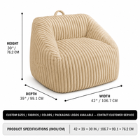 Neu eingetroffener Akzentstuhl: Luxuriöses, beige, abgerundetes Sofa mit breiter Sitzfläche in Kompressionsverpackung für moderne Wohnzimmer