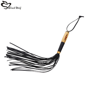 Flogger en cuir Black Wolf avec poignée en métal pour stimulation adulte et équipement de bondage - Product Image 1