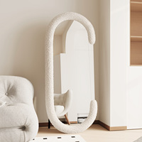 Miroir sur pied asymétrique unique avec bordure en tissu éponge moelleux et rebord duveteux pour la décoration de salon de style nordique – Vente en gros