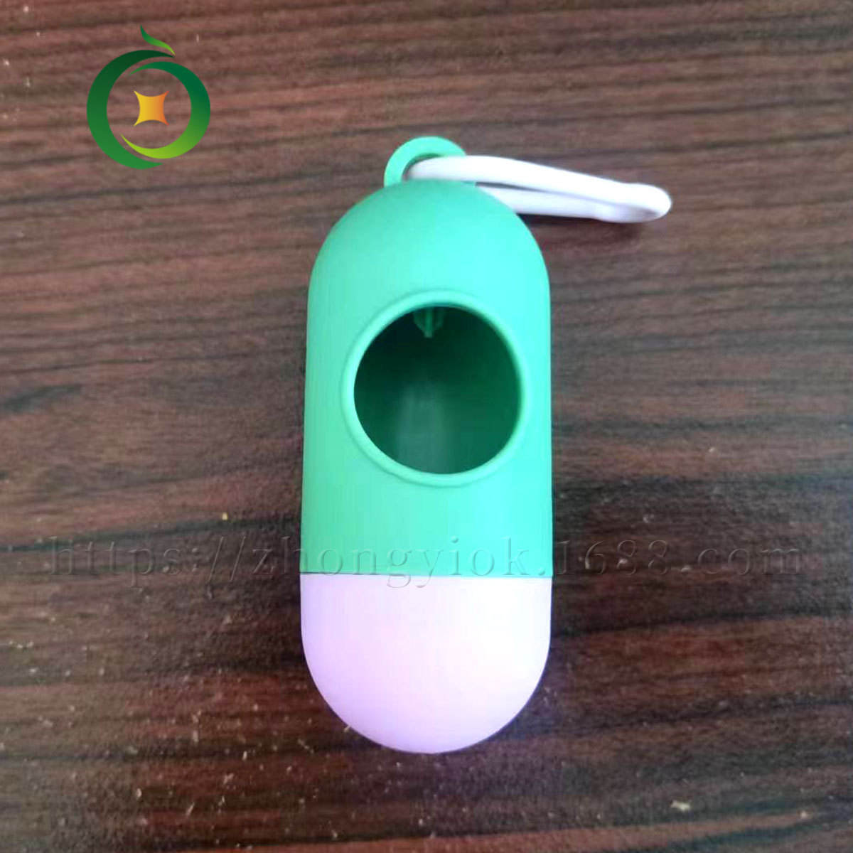 เครื่องจ่ายแคปซูลสีชมพูและสีเขียว