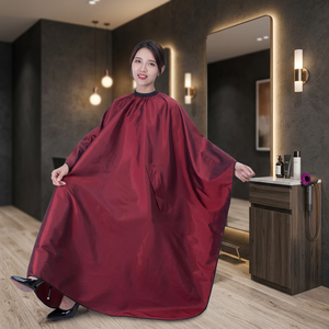 Cape de barbier unisexe en polyester rouge, imperméable, imprimée par sublimation, avec fonction mains libres et conception sans couture pour la détection des épingles - Product Image 2