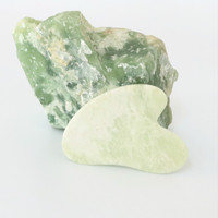 Masseur naturel royal en néphrite personnalisé pour le visage avec aiguille en jade vert rouleau à bille pour les yeux et ensemble Guasha