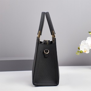 Sac <span class=keywords><strong>à</strong></span> bandoulière <span class=keywords><strong>tendance</strong></span> pour femmes, nouvelle vente <span class=keywords><strong>à</strong></span> succès - <span class=keywords><strong>Sacs</strong></span> <span class=keywords><strong>à</strong></span> <span class=keywords><strong>main</strong></span> en cuir PU avec plusieurs modes de port pour un usage quotidien et les voyages - Product Image 3
