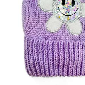 Crianças OEM Personalizado PU Patch Outdoor Cuffed Bonito Roxo Pom Pom Knit Hat Glove Set