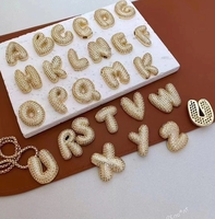Ensemble de colliers lettres bulles A B C plaqué or, lettres pavées de zirconiums cubiques, chaîne maille ras du cou arrondie avec fermoir sécurisé, finition haute brillance pour meilleures amies