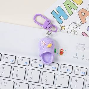 CHENXI Llaveros de dibujos animados 3D con forma de zapatilla, mini colgantes de resina, accesorios para bolsos para niñas - Product Image 4