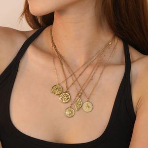 Collier Pendentif Géométrique Monnaie en Acier Inoxydable 316L Plaqué Or 18K PVD, Anti-ternissement, Étanche, Tendance, Vente en Gros - Product Image 1