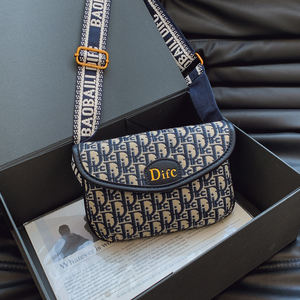 Sac messager pour femme de style vintage. Fabriqué en matériau PU de haute qualité. La doublure est en polyester. - Product Image 6