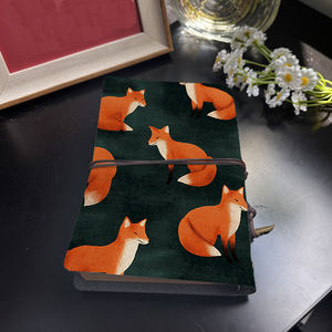 Bloc <span class=keywords><strong>de</strong></span> notas A6 adecuado para anotaciones <span class=keywords><strong>de</strong></span> guión <span class=keywords><strong>de</strong></span> estudiantes <span class=keywords><strong>de</strong></span> <span class=keywords><strong>teatro</strong></span> y horarios <span class=keywords><strong>de</strong></span> ensayo con zorros sobre un fondo oscuro Impresiones O - Product Image 3