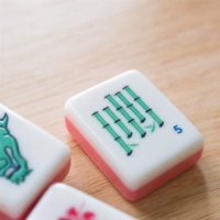 Tuiles de Mahjong américaines en acrylique rose délicat, motif singe Joker éclatant, ensemble de jeu de Mahjong pour la détente à domicile et cadeau de festival