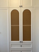 Armoire à portes cintrées de style français avec tiroirs et rangements