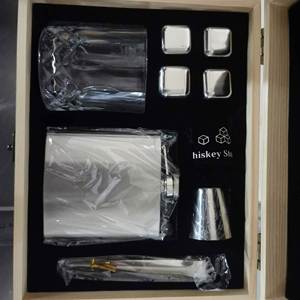 Coffret Cadeau Personnalisé : Flasque à Whisky 6oz avec Logo, Verre à Whisky 2oz en Acier Inoxydable, Sous-Verre Noir, Pince à Glaçons et Boîte en Bois - Product Image 6