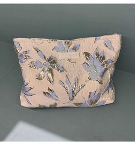 Bolsa de Cosméticos de Gran Capacidad con Flores en Relieve Doradas, Bolsa de Almacenamiento de Lona para Viaje con Cierre de Cremallera Portátil - Product Image 1