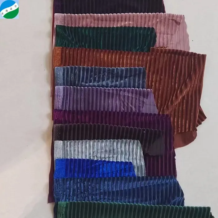 China Textil gestrickt Polyester Streifen Fleece Korea Samt Stoff glatt gefärbt Lager viel beliebt warm für Winter Garmrnt