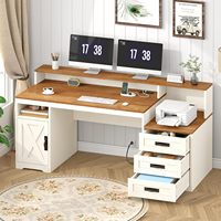 Bureau d'écriture spacieux de style farmhouse de 65 pouces avec support pour écran et multiprise, table d'ordinateur ergonomique avec armoire de rangement pour la maison
