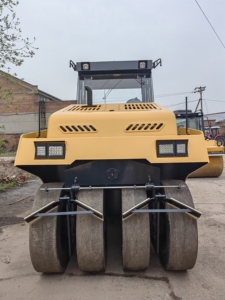 Compacteur pneumatique de 30 tonnes, rouleau compresseur routier à pneus pneumatiques de 20 tonnes avec moteur importé - Product Image 5