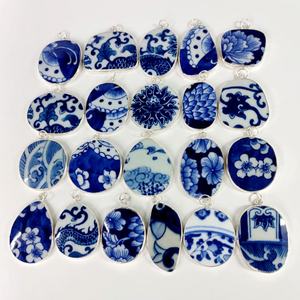 Colgantes de Cerámica Azul y Blanca con Marco Plateado de Porcelana Antigua, Diseños y Formas Mixtas Hechos a Mano al por Mayor para la Fabricación de Joyas - Product Image 3