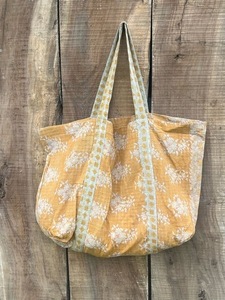 Sac fourre-tout en tissu Kantha artisanal de qualité supérieure, cousu à la main, matelassé, sac de transport durable, sac à bandoulière pour le shopping, grande capacité - Product Image 1