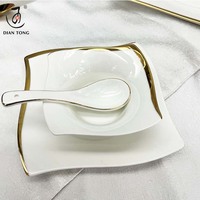 Service de table haut de gamme pour hôtel de luxe, ensembles d'assiettes en céramique, vaisselle de mariage, assiettes en porcelaine blanche pour restaurant