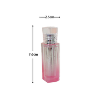 Tube de brillant à lèvres rond entièrement transparent avec bouchon à vis et surface sérigraphiée pour l'emballage cosmétique de rouges à lèvres et de fards à joues