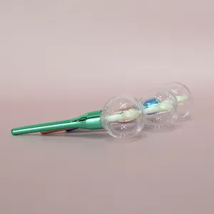 Yüksek dereceli benzersiz tasarım özel etiket dudak parlatıcısı özel konteyner plastik boş toptan dudak parlatıcısı tüp tutucu ile fırça