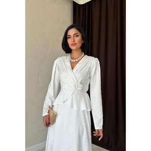 Elegante vestido blanco de manga larga con corte en A, detalle plisado y cremallera en la espalda para boda - Product Image 3