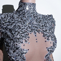 Body sexy en sequins argentés et strass - Justaucorps en maille scintillante fait main pour la scène (boîte de nuit, rave, showgirl et drag queen)