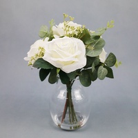 Fleurs artificielles roses de 34 cm de haut, tiges d'eucalyptus mélangées dans un verre à eau