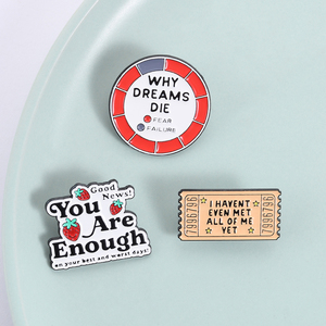 เข็มกลัดการเดินทางแห่งการค้นพบตัวตน ฉันยังไม่ได้พบกับตัวตนของตัวเองทั้งหมด ดีไซน์แบบตั๋ว ใช้เป็นเครื่องประดับสำหรับสวมใส่ในชีวิตประจำวัน สไตล์การเติบโตส่วนบุคคล - Product Image 1