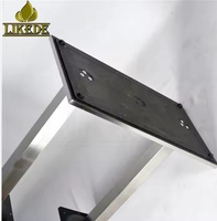 Base de table réglable en acier inoxydable brossé avec fond en plastique robuste pour restaurant, bar et café