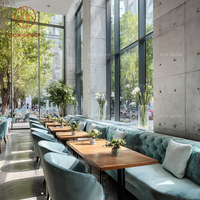 Ensemble de meubles de café moderne, de restaurant, de salon de thé, canapé en tissu bleu ciel, banc et chaises individuelles, tables à manger carrées en bois