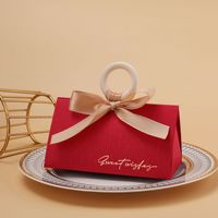 Boîte à bonbons de luxe pour mariage, boîte cadeau souvenir triangulaire créative à tenir en main avec anneau en bois et ruban pour les faveurs de fête de fiançailles